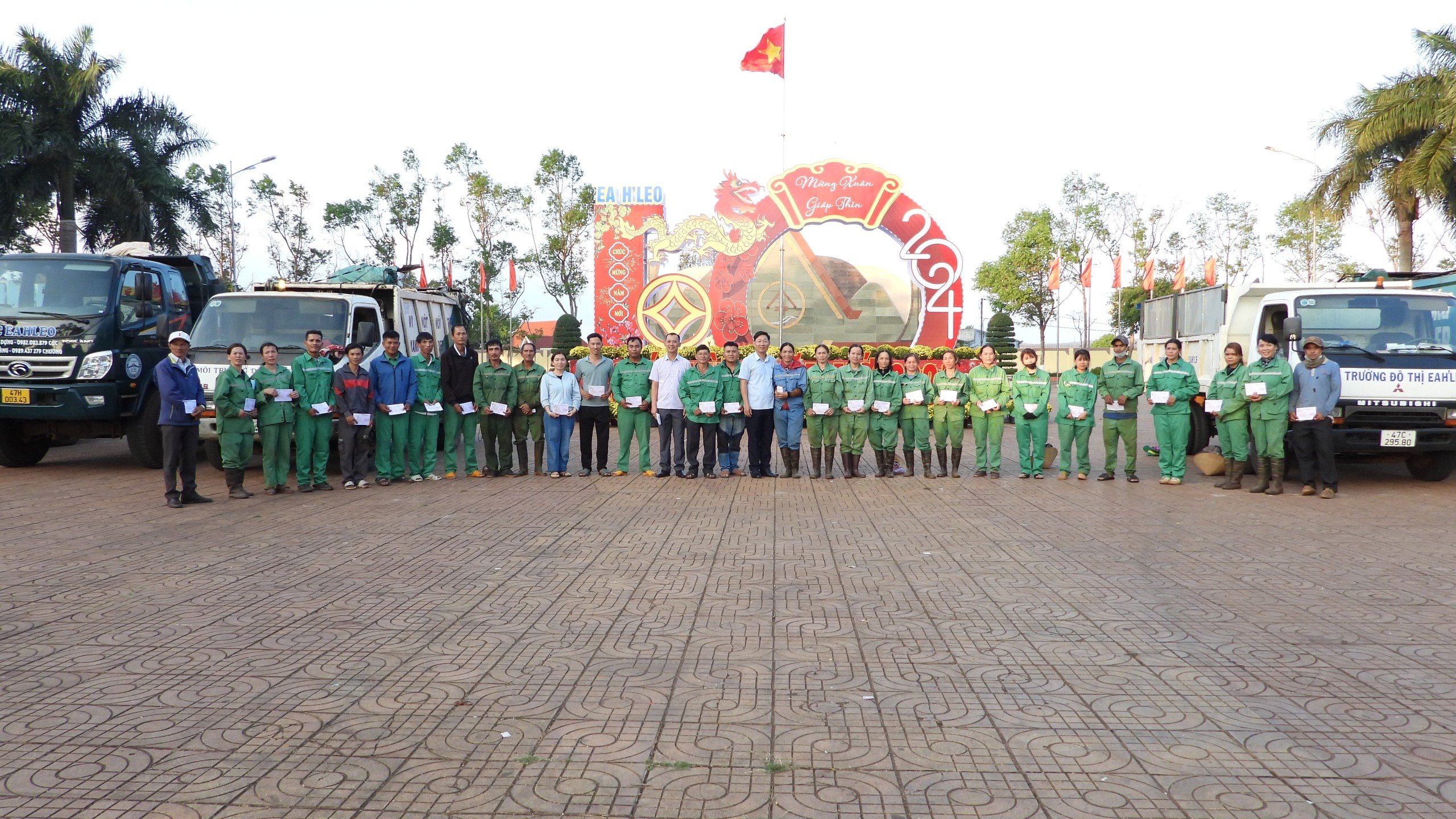 Lãnh đạo UBND huyện Ea H’Leo thăm và tặng quà cho người lao động Công ty  TNHH MTV Hoài Thanh nhân dịp Tết nguyên đán Giáp Thìn năm 2024